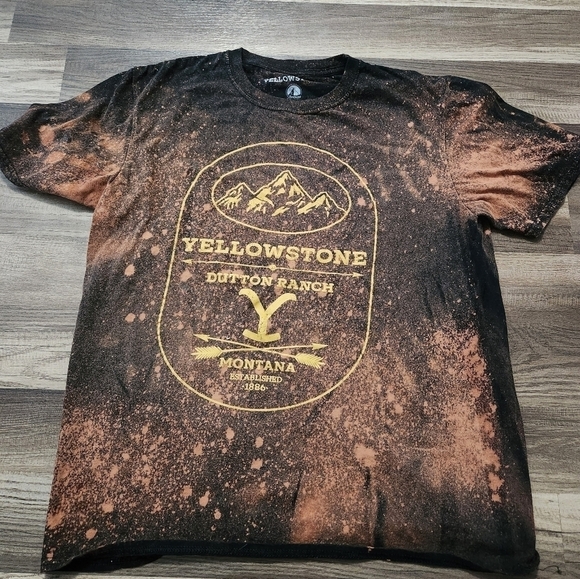 YELLOWSTONE Dutton Ranch Distressed Custom Graphic Tee Size Large New - Picture 3 of 4